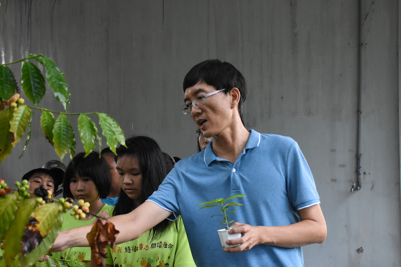圖06：榮華國小教務訓導主任許殷誠推動農食教育，透過咖啡樹種植課程，讓學童體悟「一生」的概念攝影／陳葳倫