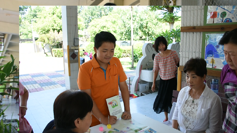 圖05：石承宏與社區長者玩桌遊。攝影／陳葳倫