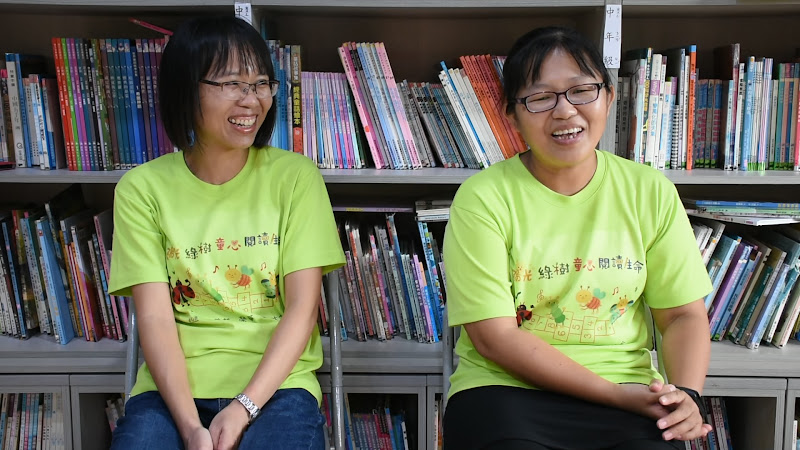 圖07：志工媽媽李淑認（右）和盧怡君談論生命教育課程及社區互助心得。攝影／陳葳倫